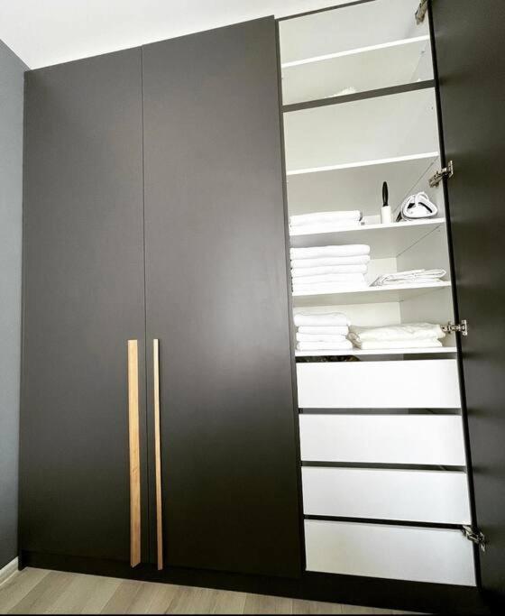 Minimalist Studio Apartment Braşov Esterno foto